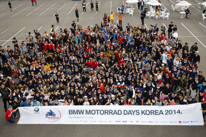 BMW 모터사이클부문 BMW 모토라드 코리아가 지난 20일부터일 이틀간 강원도 횡성 웰리힐리파크에서 ‘BMW 모토라드 데이즈 2014’를 개최했다. 행사 참가자들이 기념촬영했다.