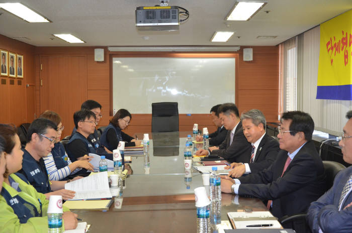 외환은행 노동조합과 경영진이 24일 오후 만남을 갖고 직원징계 문제에 대한 서로의 입장을 교환했다. 이날 만남은 노조측의 긴급 노사협의회 개최요구에 사측이 응하면서 마련됐다. 김근용 노동조합 위원장(사진 왼쪽 두번째)와 김한조 외환은행장(사진 오른쪽 두번째)이 자리를 함께 했다