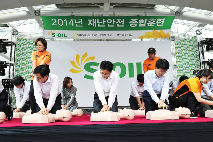 재난안전 종합훈련에 참여한 에쓰오일 직원들이 심폐소생술 실습을 하고 있다.