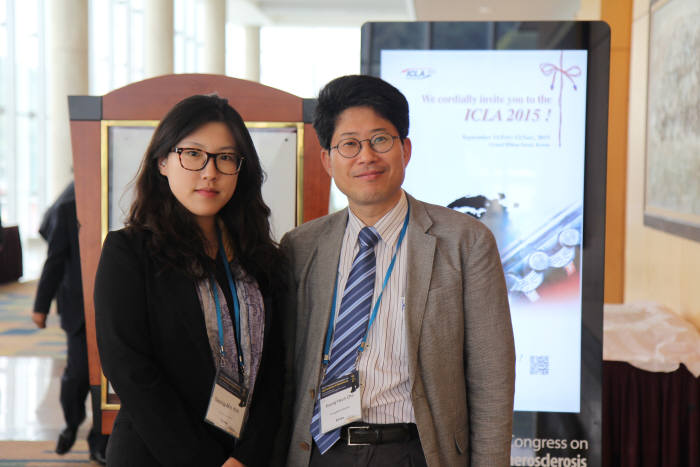 ‘제3회 국제지질대사·동맥경화학회(ICLA)’에서 최우수 논문발표상을 수상한 김성민 연구원(왼쪽)과 조경현 지도교수.