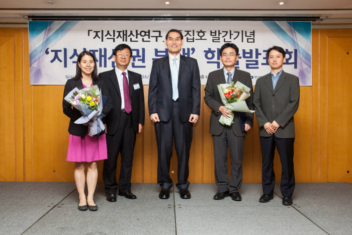 한국지식재산연구원은 30일 한국연구재단 등재학술지인 `지식재산연구` 우수논문 시상식과 `지식재산권 분쟁` 학술발표회를 개최했다. 최덕철 지식재산연구원장(왼쪽에서 세번째)과 각 분야 최우수논문상 수상자들이 기념촬영했다.