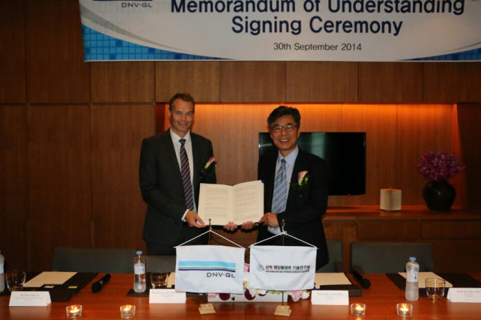 백점기 부산대 선박해양플랜트기술연구원장(오른쪽)과 롤프 벤자민 요한센 DNV GL 코리아 지사장이 협약 후 기념촬영했다.