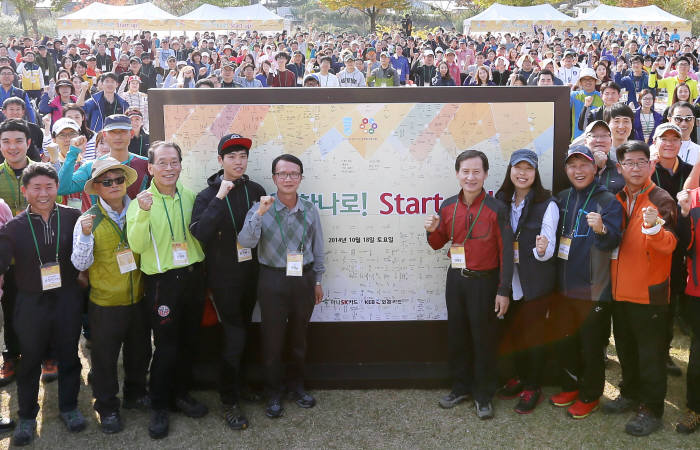 정해붕 하나SK카드 사장(가운데 오른쪽)과 권혁승 외환카드 사장(가운데 왼쪽)은 하나산 산행을 마친후, 양사 전 임직원과 함께 통합을 위한 모두의 다짐을 적은 대형 `한마음 퍼즐`을 완성했다.