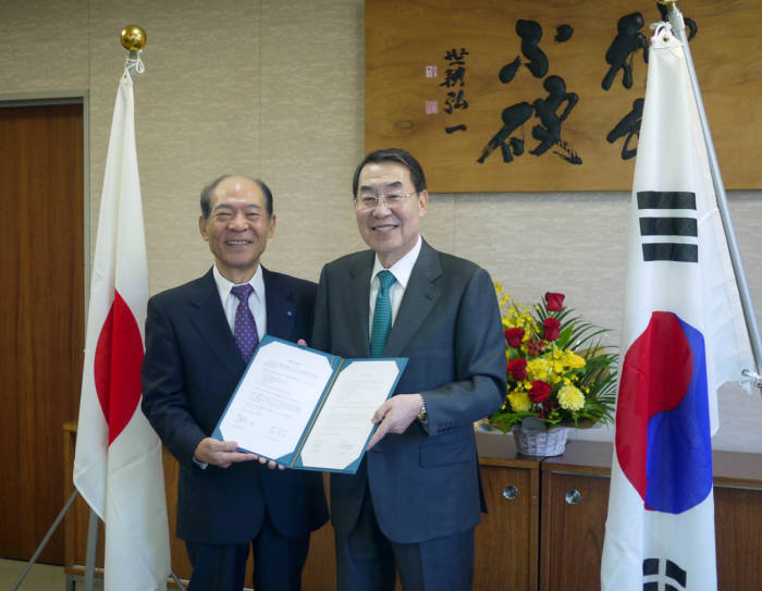 고려사이버대 김중순 총장(사진 오른쪽)과 긴키대학교 시오자키 히토시 총장이 기념촬영을 하고 있다.