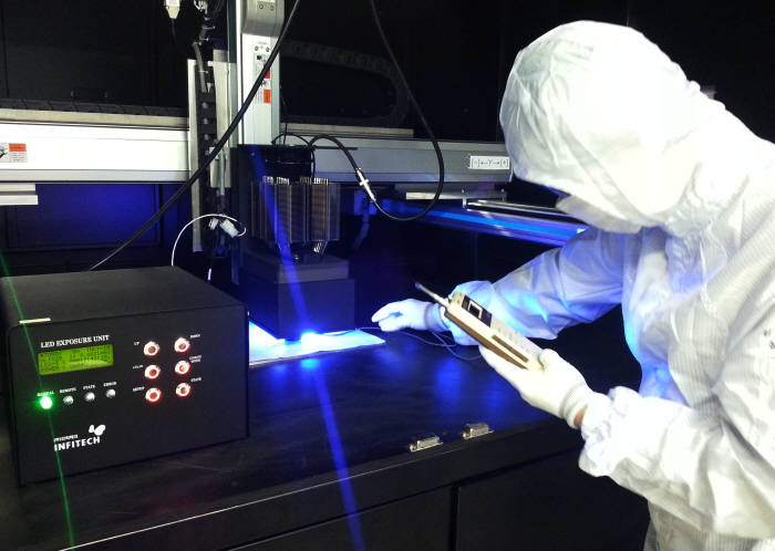 인피테크 연구원이 UV LED광원 주변노광장치의 노광 성능을 테스트하고 있다.