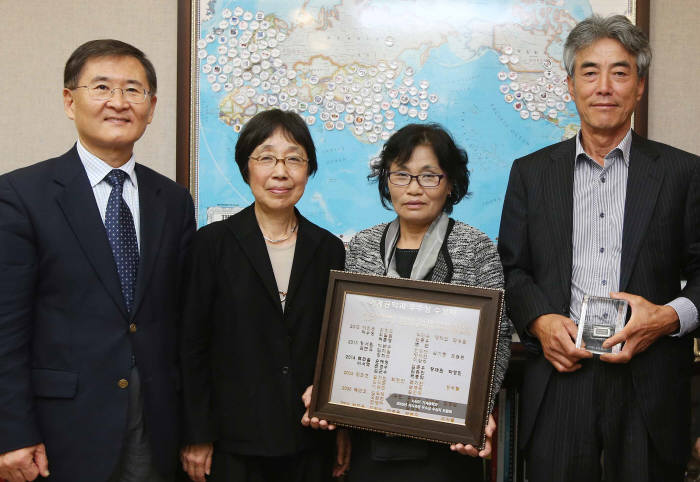 21일 오전 KAIST 총장실에서 대학 발전기금 전달식이 개최됐다. 왼쪽부터 강성모 총장 부부와 기부자 오기홍씨 부부.