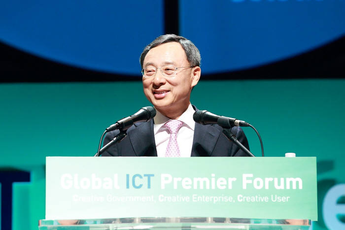 황창규 KT 회장이 ‘2014 ITU 전권회의’ 특별행사로 27일 부산에서 열린 ‘글로벌 ICT 프리미어 포럼’에서 한국형 창조모델 구현을 위한 K-챔프 발굴과 육성을 제안했다.