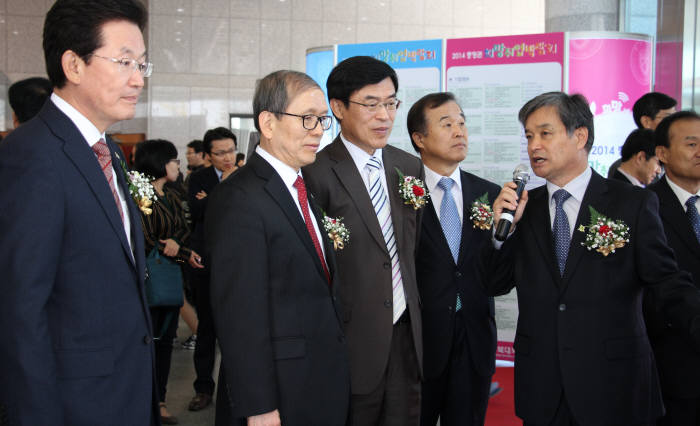 충북대에서 29일 문을 연 ‘충청권 산학협력 중개센터’에 참석한 한석수 교육부 대학지원 실장(왼쪽 세 번째), 윤여표 충북대 총장(〃두 번째)이 장건익 충북대 링크단장(맨 오른쪽)의 설명을 듣고 있다.