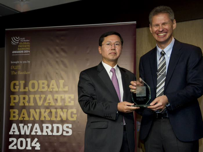 임영진 신한은행 부행장(왼쪽)이 29일(현지시각) 스위스 제네바에서 열린 `Global Private Banking Awards 2014`에서 대한민국 최우수 PB 수상 후 유리 벤더(Yuri Bender) PWM지 편집장(오른쪽)과 기념 촬영했다