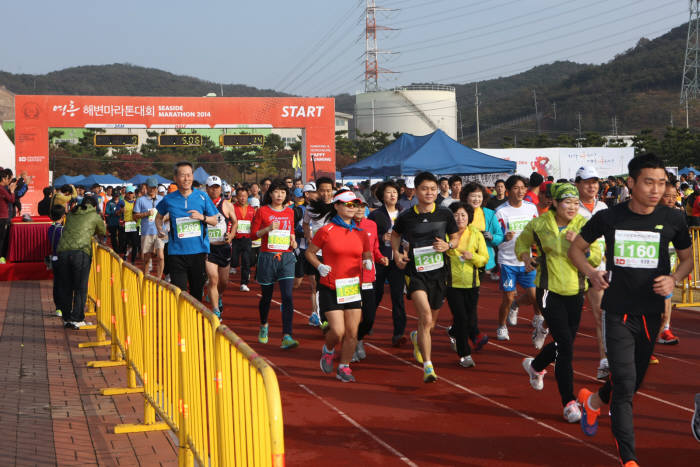 한국남동발전 영흥화력본부는 지난 1일 ‘자연을 흥하게, 경제를 흥하게’라는 슬로건과 함께 제5회 영흥 해변 마라톤 대회를 개최했다. 영흥도 주민들과 각기에서 모여든 마라토너들이 발전소 주변 코스를 달리고 있다.