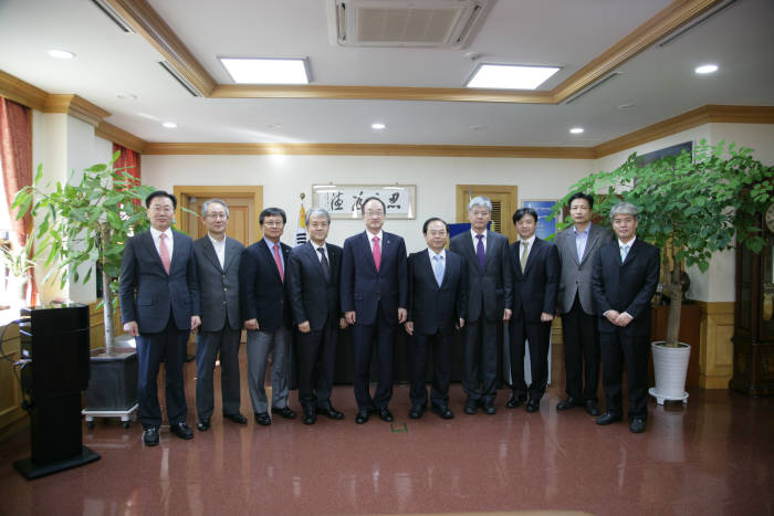 오거돈 전 한국해양대 총장이 부산대 석좌교수로 임용됐다. 오 교수와 김기섭 부산대 총장(오른쪽 다섯번째와 여섯번째)이 임용장 수여식 후 부산대 보직교수들과 기념촬영했다.