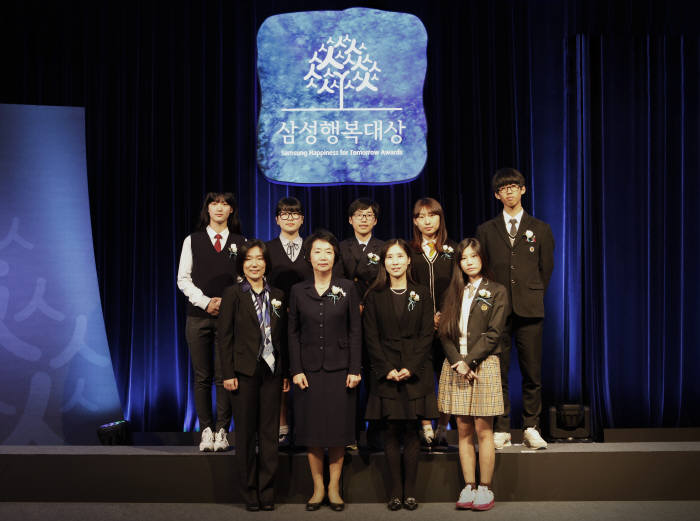 6일 서울 중구 삼성생명빌딩에서 열린 `2014년 삼성행복대상 시상식`에서 수상자들이 기념촬영했다. 앞쪽 왼쪽부터 백성희 교수, 정진성 교수, 가족화목상 e세대 가정봉사단 황영숙 학부모, 정보경 학생