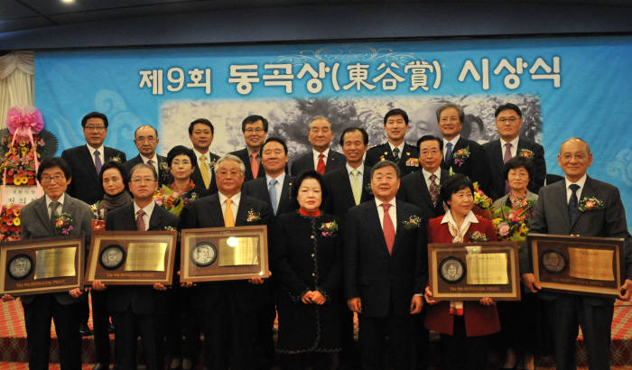 6일 강원도 춘천시 춘천베어스호텔에서 열린 동곡상 시상식. 왼쪽부터 이기웅 열화당 대표, 유창연 강원대 농업생명과학대학 교수, 김수연 작은도서관을 만드는 사람들 대표, 김정희 여사(김준기 회장 부인), 김준기 회장, 이영춘 한국문인협회 감사, 박흥수 강원정보문화진흥원장.