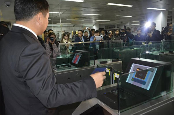 시스원이 몽골 칭기즈칸 국제공항에 구축한 자동출입국관리시스템. 오프닝 행사에서 한 관계자가 시연하고 있다.