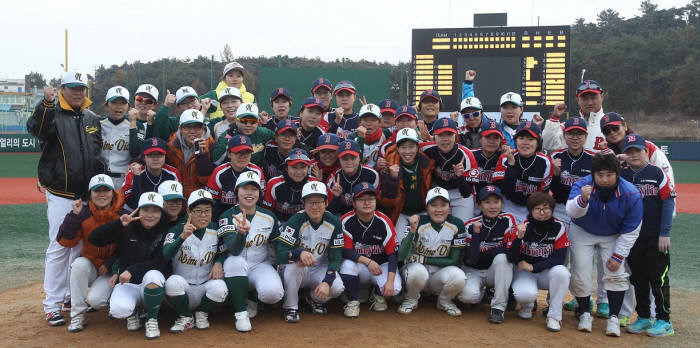 LG전자는 `2014 LG배 한국여자야구대회`가 15일 폐막했다고 16일 밝혔다. 15일 전북 익산 야구장에서 열린 `LG챔프리그` 결승전 후 `구리 나인빅스`와 `서울 비밀리에` 선수들이 기념촬영을 하고 있다. 이날 최종우승은 `구리 나인빅스` 가 차지했다. <사진=LG전자>