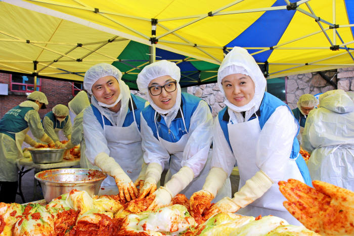 김장 담그고 사랑 나누고...알리안츠 생명, 김장 나눔 봉사활동 펼쳐