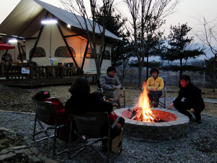 한국도자재단의 곤지암도자공원 내 유엘피의 1박2일체험아카데미를 이용하면 캠핑과 문화체험을 동시에 즐길 수 있다.