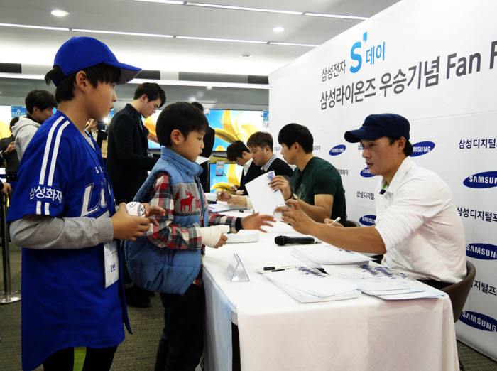 이승엽 삼성 라이온즈 선수가 21일 저녁 대구 삼성 디지털프라자 수성점에서 열린 삼성전자 S 데이 삼성 라이온즈 우승기념 팬 페스타 행사에서 어린이팬에게 사인을 해주고 있다. <사진=삼성전자>