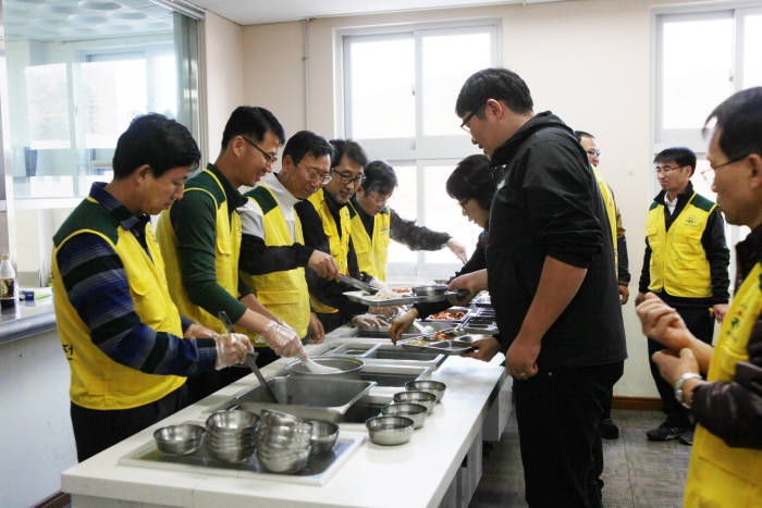 남동발전 승진자, 중증 장애우 요양시설 찾아 봉사