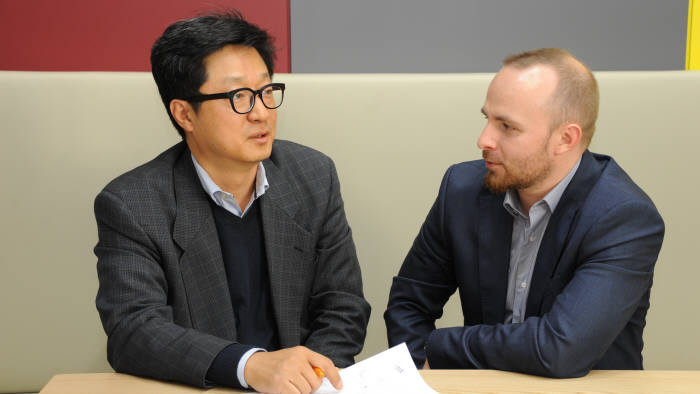 황찬용 한국표준과학연구원 책임연구원과 헝가리학술원 레벤떼 타파쵸 박사가 연구협력 방안에 대해 이야기하고 있다.