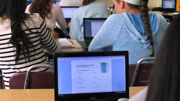 쓰기 쉽고 저렴한 구글 크롬북이 미국 교실에서 인기다.
