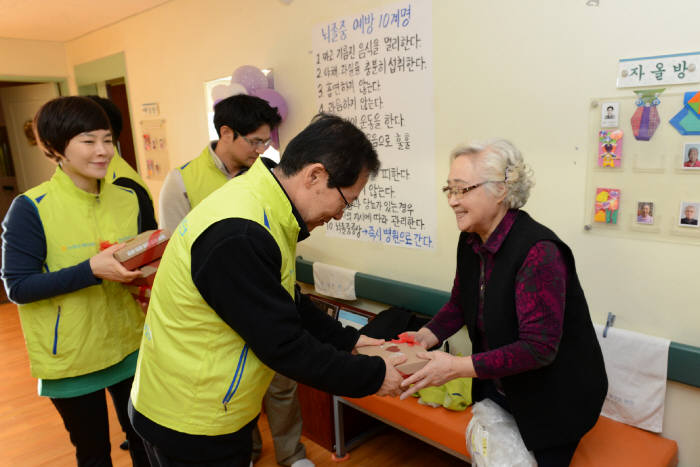 김학현 NH농협손해보험 대표(앞줄 왼쪽)와 헤아림 봉사단원들이 4일 서울 종로구 청운양로원에서 어르신께 로션과 핸드크림을 전달했다.