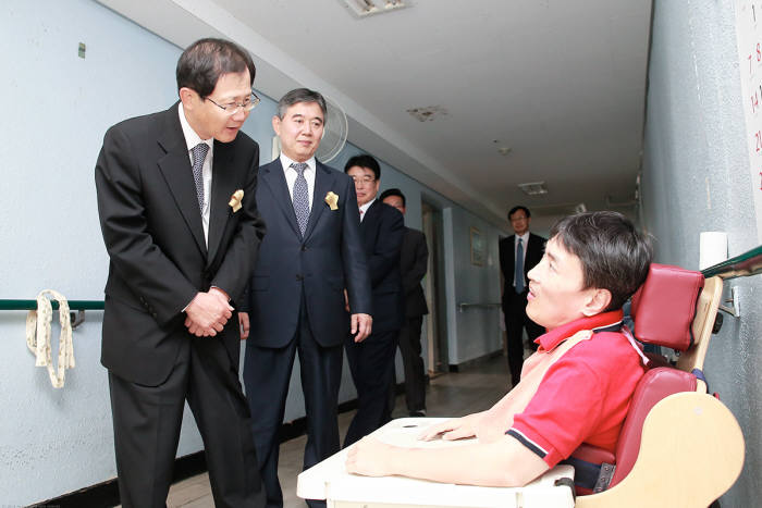 왼쪽부터) 박찬구 회장과 김성채 사장을 비롯한 금호석유화학 임직원과 김원제 서울특별시장애인복지시설협회장 등 관계자들이 시설을 둘러보고 있다.