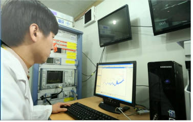 경남TP ICT진흥센터 직원이 첨단 시험분석 장비를 이용해 입주기업 개발 제품을 테스트하고 있다.