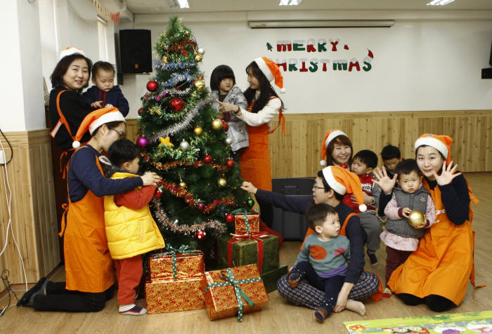 한화생명(대표 차남규)는 자사 여성 임직원 봉사단 ‘한화생명 맘스케어 봉사단’이 지난 9일 결연 복지단체인 서울 혜심원을 찾아 아이들과 함께 크리스마스 트리를 만들고 선물을 전달하는 시간을 가졌다고 밝혔다. 사진은 혜심원에서 봉사활동 중인 한화생명 맘스케어 봉사단.