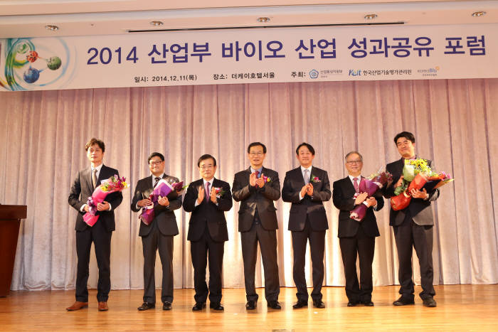 한국산업기술평가관리원은 11일 2014 바이오산업 성과공유 포럼을 개최하고 우수기업·우수연구자를 선정해 시상했다. 이기섭 한국산업기술관리평가원장(왼쪽에서 세번째)과 시상자들이 기념촬영했다.