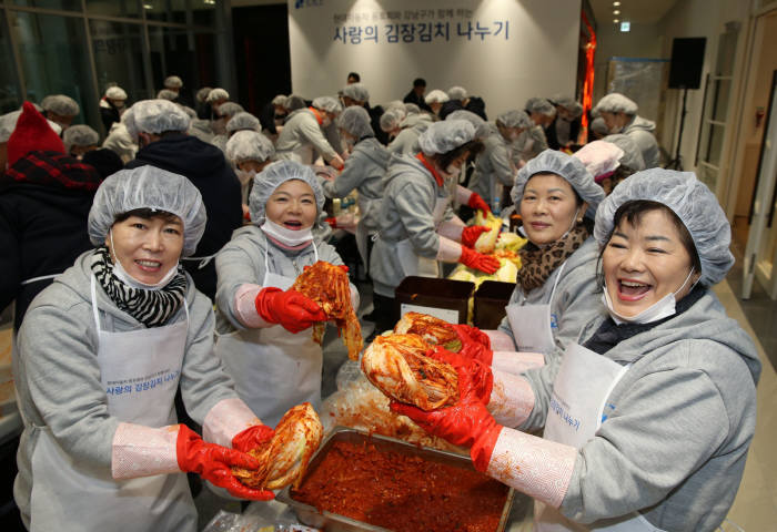 `사랑의 김장김치 나누기 ` 행사 참가자들이 기념 촬영하고 있다.