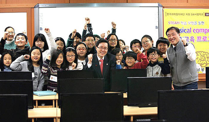 윤종록 미래부 차관이 서울신남성초등학교에서 SW일일교사를 마치고 학생들과 기념촬영했다.