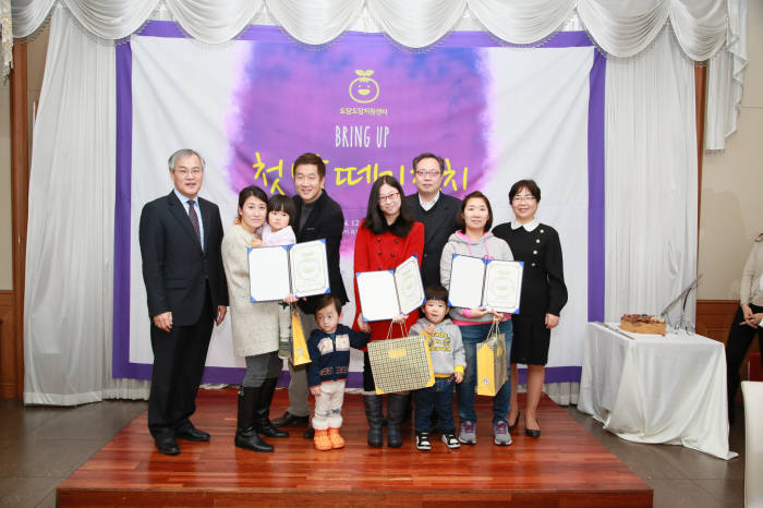 한화생명(대표 김연배·차남규)은 생명보험사회공헌위원회, 국제구호단체 기아대책과 공동으로 개원한 이대목동병원 ‘도담도담지원센터’에서 지난 20일 졸업식을 열었다. 뒷줄 왼쪽부터 이찬우 국제구호단체 기아대책 총장, 최규석 한화생명 차장, 이장배 생명보험사회공헌위원회 차장, 이순남 이화여대의료원장.