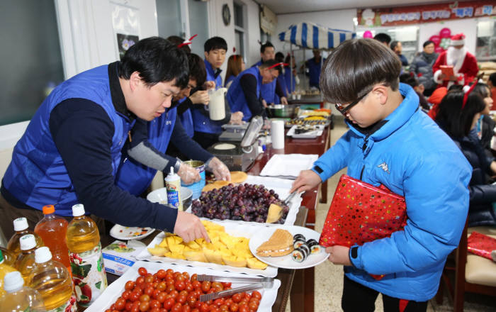 삼성전기는 연말 이웃사랑 캠페인 일환으로 `해피크리스마스` 릴레이 나눔행사를 진행한다고 23일 밝혔다. 삼성전기 임직원들이 와플과 케이크 등 손수 만든 음식을 나눠줬다.