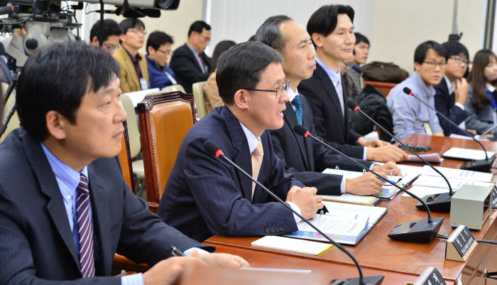 지난 11월 11일 700㎒ 주파수 할당에 대한 ‘미래창조과학방송통신위원회 공청회’가 국회에서 열렸다. 왼쪽부터 홍인기 경희대 교수, 정종기 방송통신위원회 방송정책국장, 조규조 전 미래창조과학부 전자정책국장, 이상운 남서울대 교수.