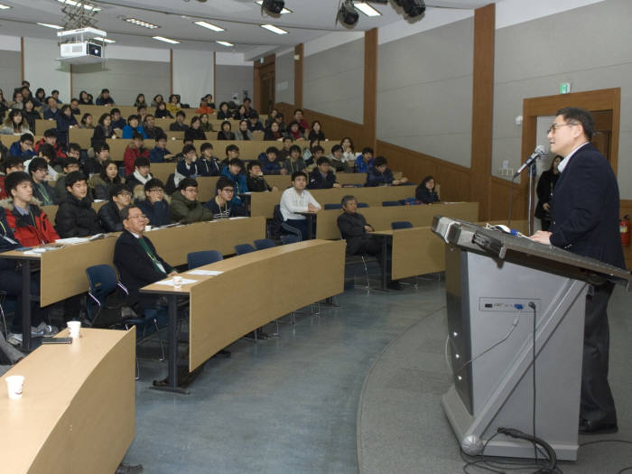 이제훈 한국다우케미칼 사장이 지난 4일 열린 2015 한국올림피아드 겨울학교 입교식에서 축사를 하고 있다.