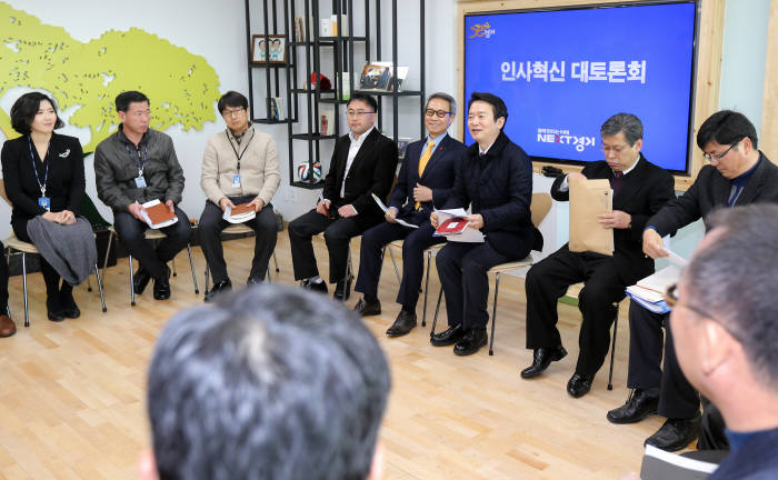 남경필 경기도지사가 7일 도지사 집무실에서 `인사혁신 대토론회`를 열고, 직원들의 인사 불만과 건의사항을 청취했다.