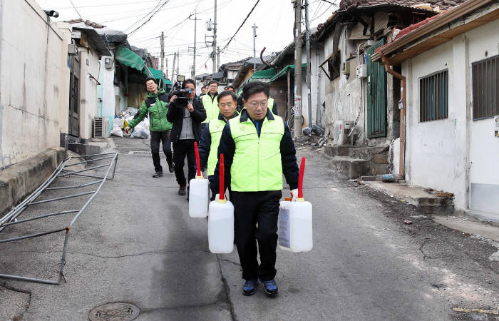 윤상직 장관, 양지마을 에너지복지 현장방문