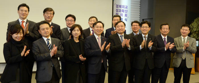 21일 서울 강남구 무역협회에서 열린 ‘경제외교 성과확산 협의회 출범식’에서 문재도 산업통상자원부 2차관과 안현호 무역협회 부회장(앞줄 왼쪽 네 번째 부터)을 비롯한 경제단체 관계자들이 출범을 축하하고 있다. 박지호기자 jihopress@etnews.com