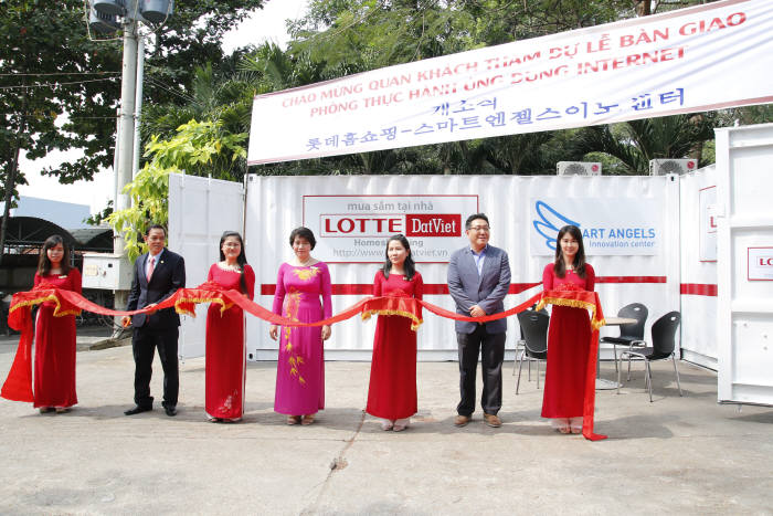 롯데홈쇼핑은 IT 소외계층 지원 사업 일환으로 해외에 진출해 있는 베트남 호치민시에 `롯데홈쇼핑 베트남 이노센터`를 개설했다. 레반느엉 호치민시 인민위원회 문화사회 국장(왼쪽에서 두번째) 응웬 티 리 투득기술대 총장(왼쪽에서 네번째) 손병삼 롯데닷비엣 법인장(왼쪽에서 여섯번째)이 센터 오픈을 기념해 테이프커팅을 하고 있다.