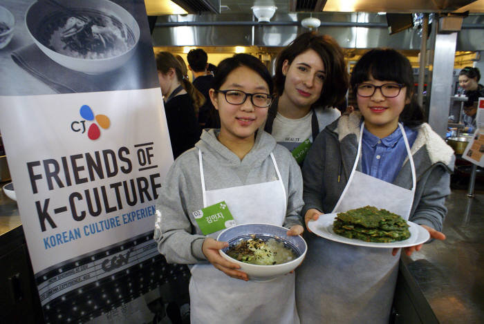 CJ그룹이 개최한 한류 전파 프로그램 `Friends of K-Culture`에 참가한 외국인과 공부방 학생이 만든 음식을 선보이고 있다.