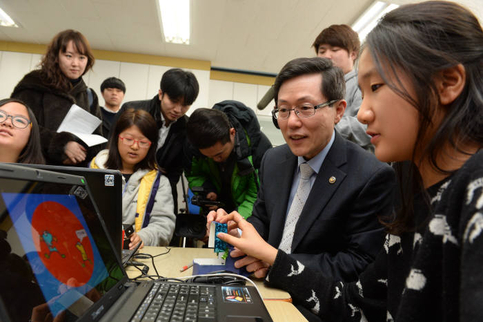 SW교육 시범학교 참관하는 윤종록 미래부 차관