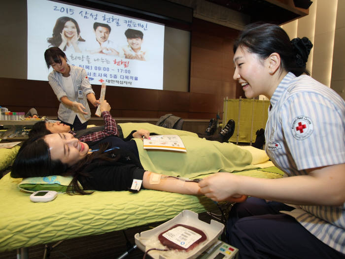 5일 서울 서초동 삼성전자빌딩 다목적홀에서 삼성 임직원들이 헌혈을 하고 있다. <사진=삼성사회봉사단>