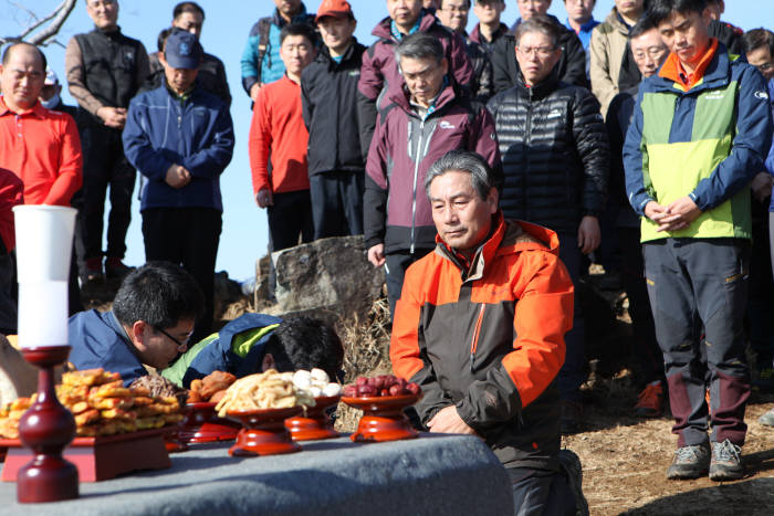 허엽 남동발전 사장이 안전경영 결의대회 후 임직원들과 산에 올라 무사고를 기원했다.