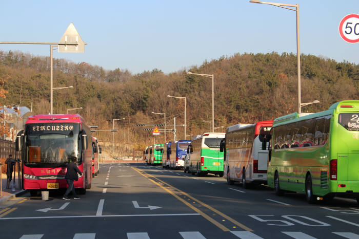 지난 6일 금요일 오후, 가스공사 직원들을 태우고 수도권으로 갈 버스가 정문 앞에 줄지어 서있다.