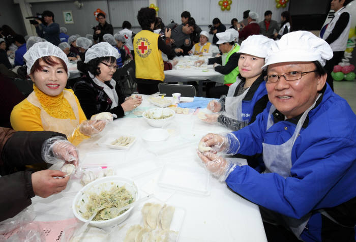 11일 오전 서울 관악구 성현동 대한적십자사 동작관악 희망나눔봉사센터에서 박근희 삼성사회봉사단 부회장(앞줄 오른쪽)이 새터민들과 함께 명절 음식을 만들고 있다. <사진=삼성사회봉사단>