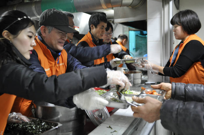 정연대 코스콤 사장(왼쪽 두 번째)가 노숙인들에게 배식하고 있다.