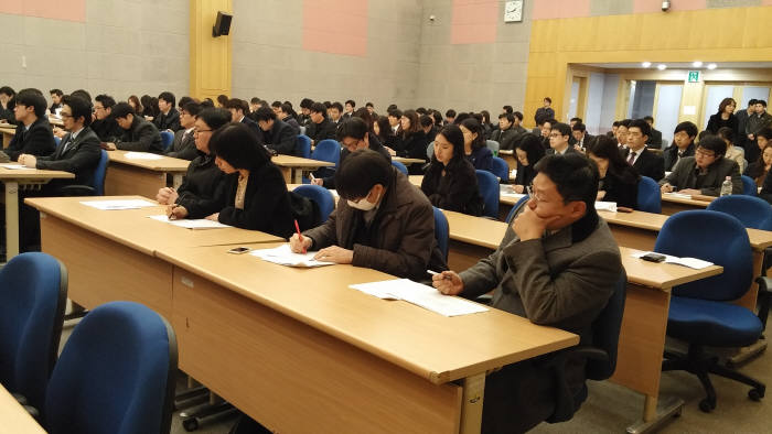 청년 변리사 100여명이 특허청을 찾아 최근 입법예고한 변리사법전부개정법률안에 대해 특허청 관계자에게 질문하고 있다.