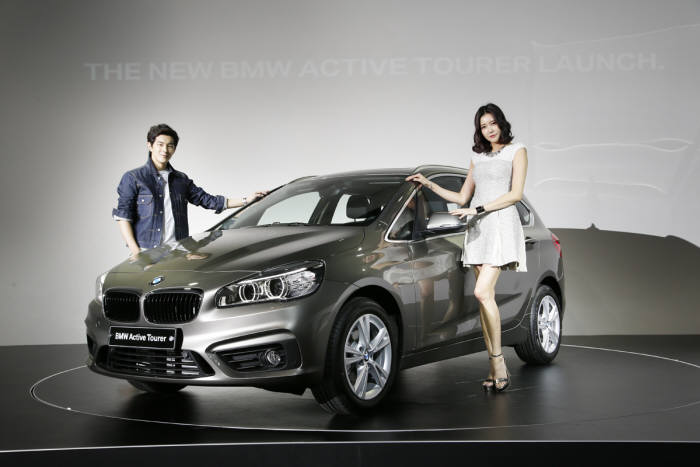 BMW그룹 코리아(대표 김효준)는 25일 인천 운서동 BMW 드라이빙센터에서 신차 `더 뉴 액티브 투어러`를 국내 시장에 소개하고 판매에 들어갔다. 모델들이 `더 뉴 액티브 투어러`를 소개하고 있다. <사진=BMW그룹 코리아>