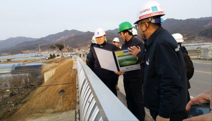 이종호 한국가스공사 사장 직무대행(왼쪽에서 첫번째)이 섬진강 하천횡단구간 건설현장에서 업무보고를 받고 있다,